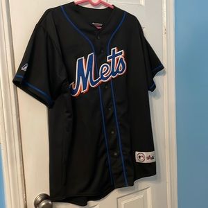 I am selling a Mets jersey size large, it’s brand new without tags. Inbox me if-